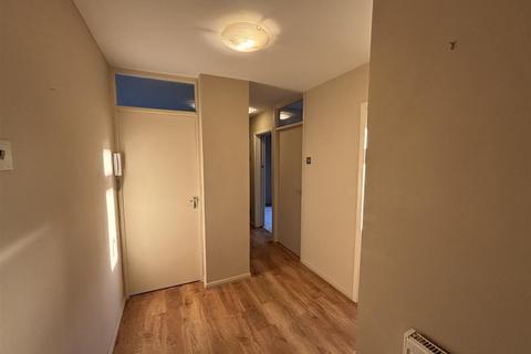 2 bedroom flat to rent, Castle Avenue, London