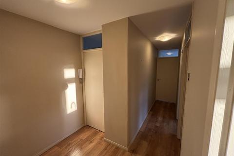 2 bedroom flat to rent, Castle Avenue, London