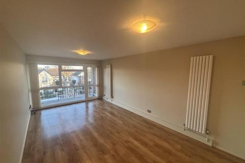 2 bedroom flat to rent, Castle Avenue, London