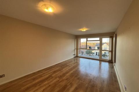 2 bedroom flat to rent, Castle Avenue, London