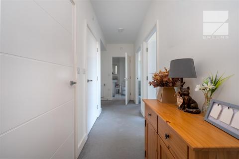 2 bedroom flat for sale, Hickman Avenue, London