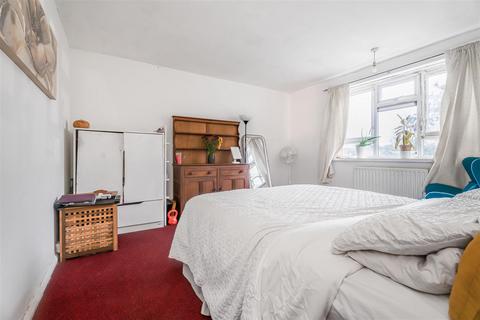 2 bedroom flat for sale, Handsworth Avenue, London