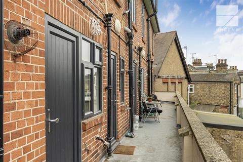 2 bedroom maisonette for sale, Broadway Parade, Highams park