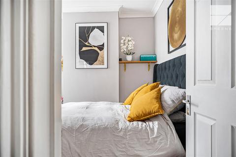 2 bedroom flat for sale, Diana Road, London