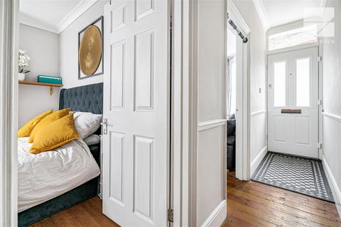 2 bedroom flat for sale, Diana Road, London