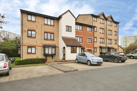1 bedroom flat for sale, Magpie Close, Enfield, EN1