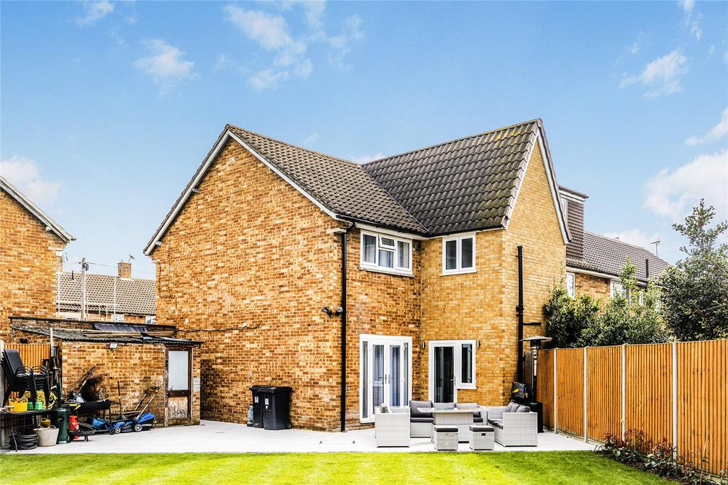 Catherine Close, West Byfleet KT14 3 bed semi-detached house - £2,500 ...