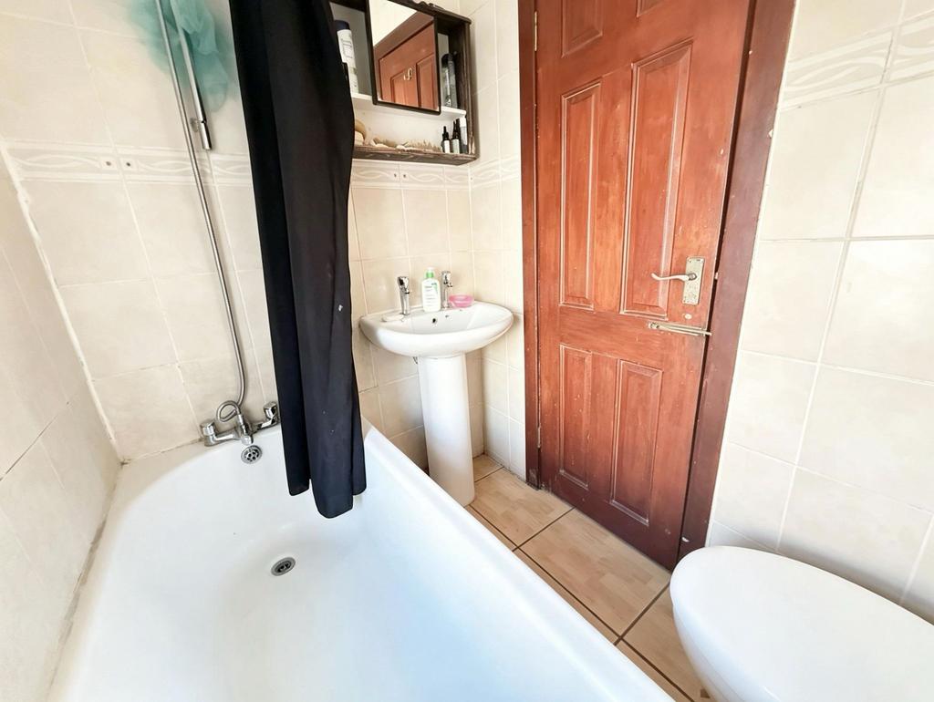 House in LEEDS - View 5
