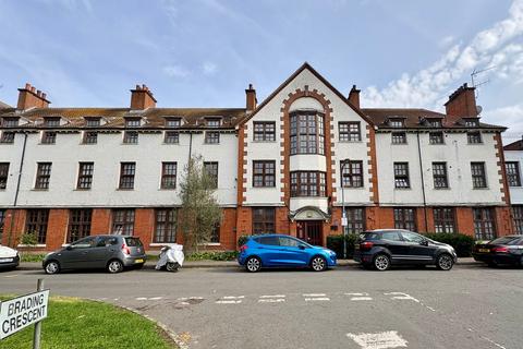 2 bedroom flat for sale, Brading Crescent, London