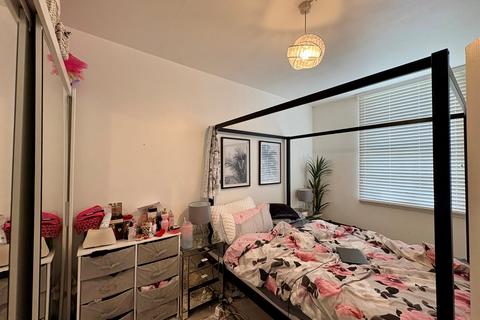 2 bedroom flat for sale, Brading Crescent, London