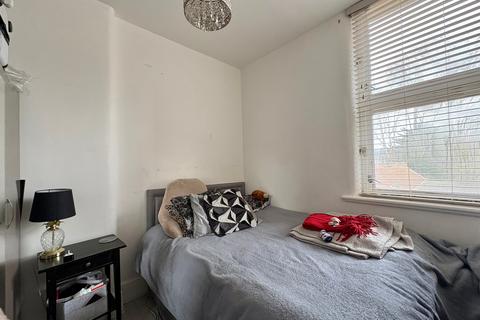 2 bedroom flat for sale, Brading Crescent, London