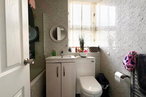 2 bedroom flat for sale, Brading Crescent, London