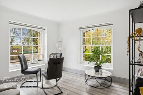 2 bedroom flat for sale, Gilbert Close, London SE18
