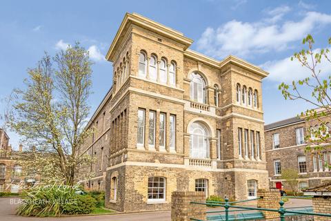 2 bedroom flat for sale, Gilbert Close, London SE18