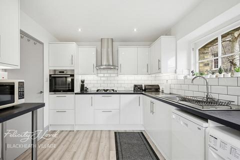 2 bedroom flat for sale, Gilbert Close, London SE18