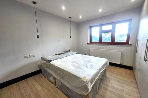 1 bedroom in a house share to rent, Victoria Court, Green Man Lane, Feltham, Middlesex, TW14