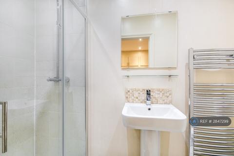 1 bedroom in a house share to rent, Staines Road, Feltham, TW14