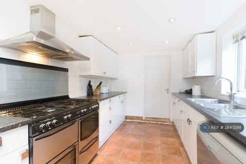 1 bedroom in a house share to rent, Staines Road, Feltham, TW14