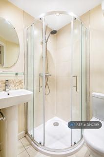 1 bedroom in a house share to rent, Staines Road, Feltham, TW14