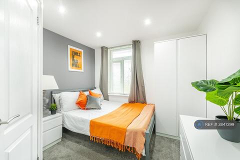 1 bedroom in a house share to rent, Staines Road, Feltham, TW14