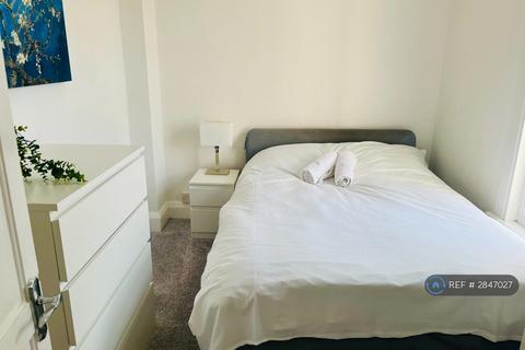 1 bedroom in a house share to rent, Gladstone Road, Kingston Upon Thames, KT1