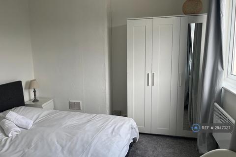 1 bedroom in a house share to rent, Gladstone Road, Kingston Upon Thames, KT1