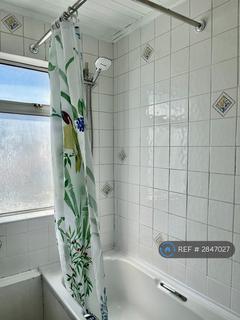 1 bedroom in a house share to rent, Gladstone Road, Kingston Upon Thames, KT1