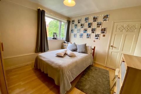 1 bedroom in a flat share to rent, Bessborough Road, London SW15