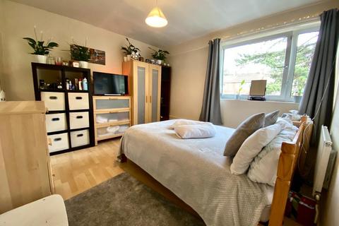 1 bedroom in a flat share to rent, Bessborough Road, London SW15