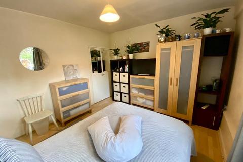 1 bedroom in a flat share to rent, Bessborough Road, London SW15