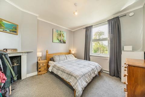 1 bedroom flat to rent, The Avenue, Sunbury-On-Thames TW16
