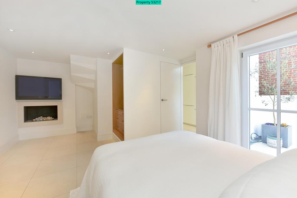 Bedroom, fireplace