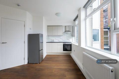 Studio to rent, Ballards Lane, London, N3