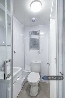 Studio to rent, Ballards Lane, London, N3