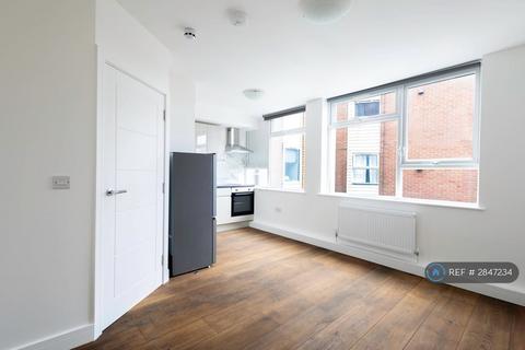 Studio to rent, Ballards Lane, London, N3