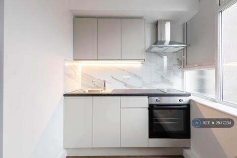 Studio to rent, Ballards Lane, London, N3