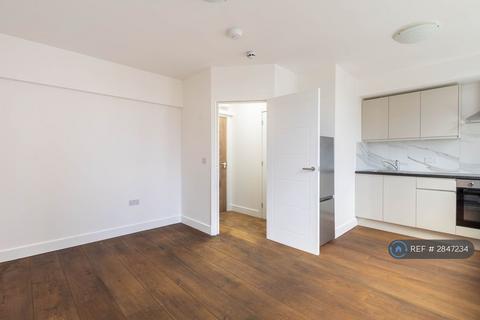 Studio to rent, Ballards Lane, London, N3