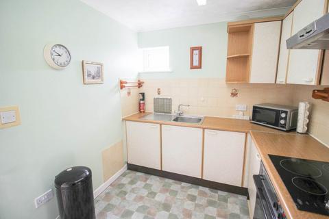 undefined, Central Level Location*Over 60`s*Lift Access*close to all Amenities*