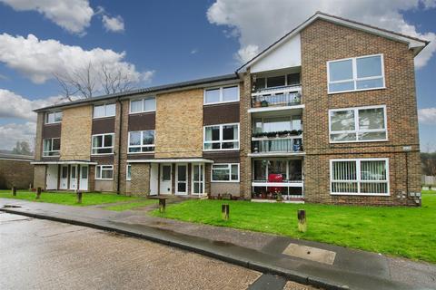 2 bedroom maisonette for sale, Cotswold Court, Horsham