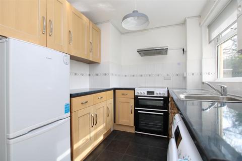 2 bedroom maisonette for sale, Cotswold Court, Horsham