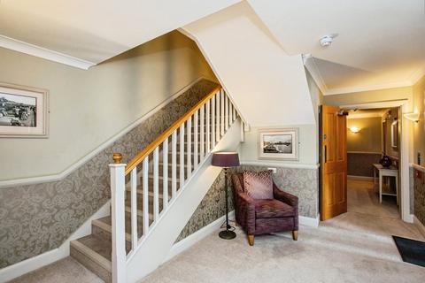 2 bedroom flat for sale, Cranleigh Drive, Leigh-on-Sea, Essex, SS9