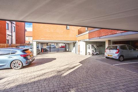 2 bedroom flat for sale, Cranleigh Drive, Leigh-on-Sea, Essex, SS9