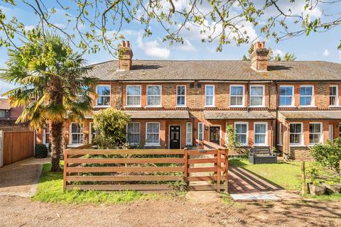Queen Annes Gardens, Leatherhead, KT22
