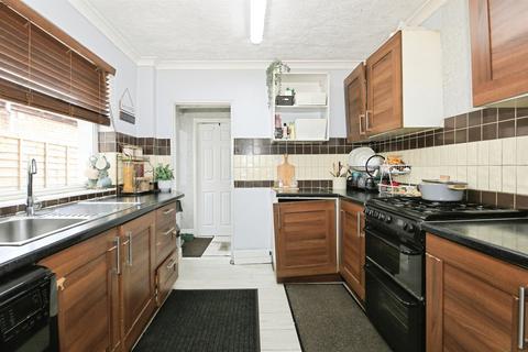 3 bedroom terraced house for sale, Mayors Walk, Peterborough