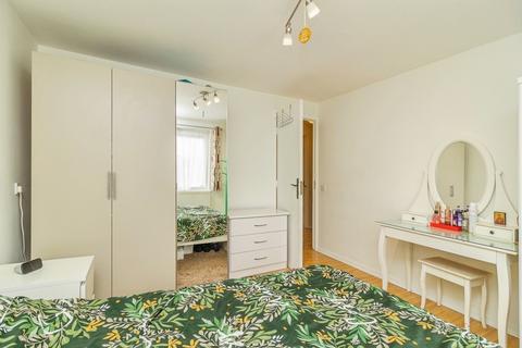 2 bedroom flat for sale, Larwood Place, Oldbrook, Milton Keynes, Buckinghamshire, MK6