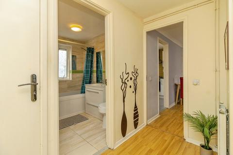 2 bedroom flat for sale, Larwood Place, Oldbrook, Milton Keynes, Buckinghamshire, MK6