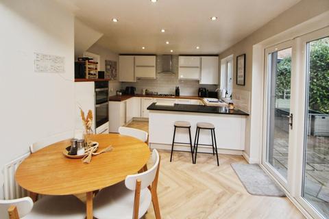 4 bedroom detached house to rent, Shropshire Drive, Derbyshire SK13
