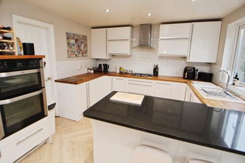4 bedroom detached house to rent, Shropshire Drive, Derbyshire SK13