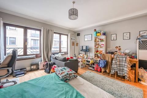 Studio to rent, Wapping High Street, Wapping, London, E1W