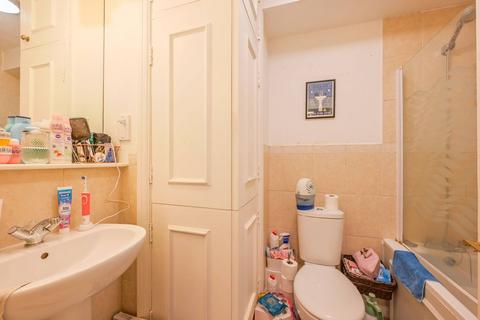 Studio to rent, Wapping High Street, Wapping, London, E1W